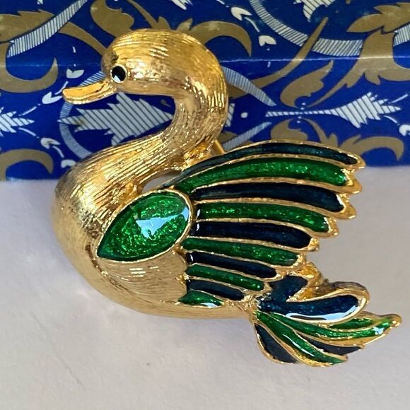 Vintage Gerry’s Enamel Swan Pin Brooch - Picture 1 of 6